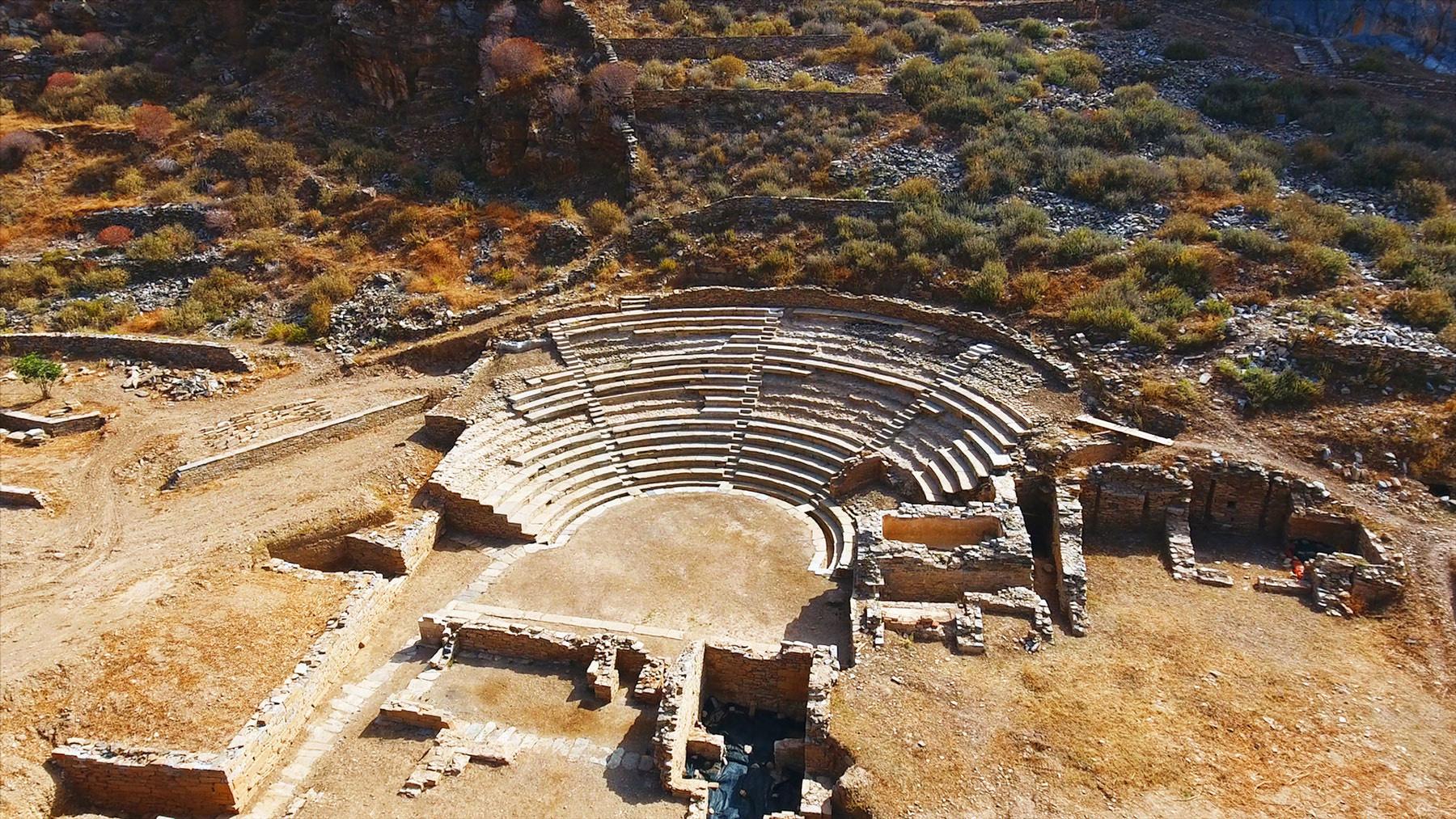 Η Καρθαία μία από τις τέσσερις αρχαίες Πόλεις-κράτη στην νήσο Κέα ή Τζιά στις Κυκλάδες, βρισκόταν στο νοτιοανατολικό άκρο του νησιού . 